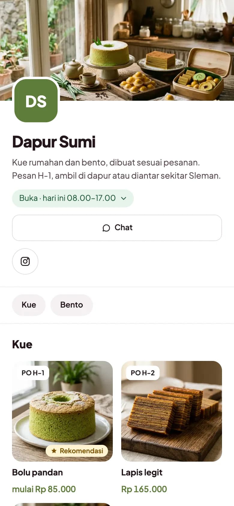Halaman toko contoh Dapur Sumi di HP: foto sampul, nama toko, jam buka, dan daftar kue.